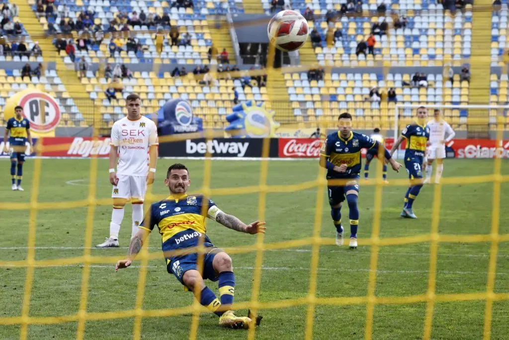 El bullado penal con doble toque de Juan Cuevas que de todas formas valió como un gol para Everton. (Andrés Piña/Photosport).