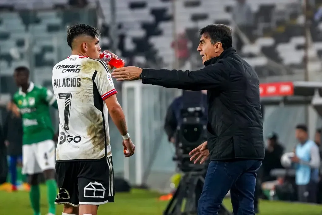 Gustavo Quinteros le da indicaciones a Carlos Palacios en el amistoso que Colo Colo le ganó a Deportivo Cali de Colombia. (Guille Salazar/RedGol).