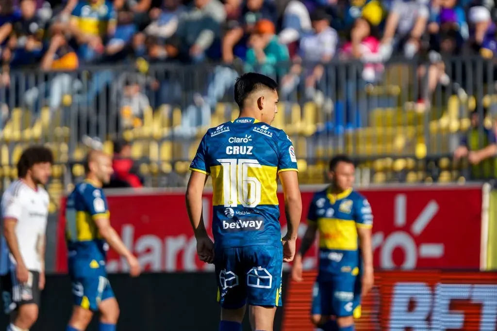 Otra imagen de Joan Cruz en el duelo entre Everton y Colo Colo. El “16” jugó media hora en la caída ante su ex equipo. (Guille Salazar/RedGol).