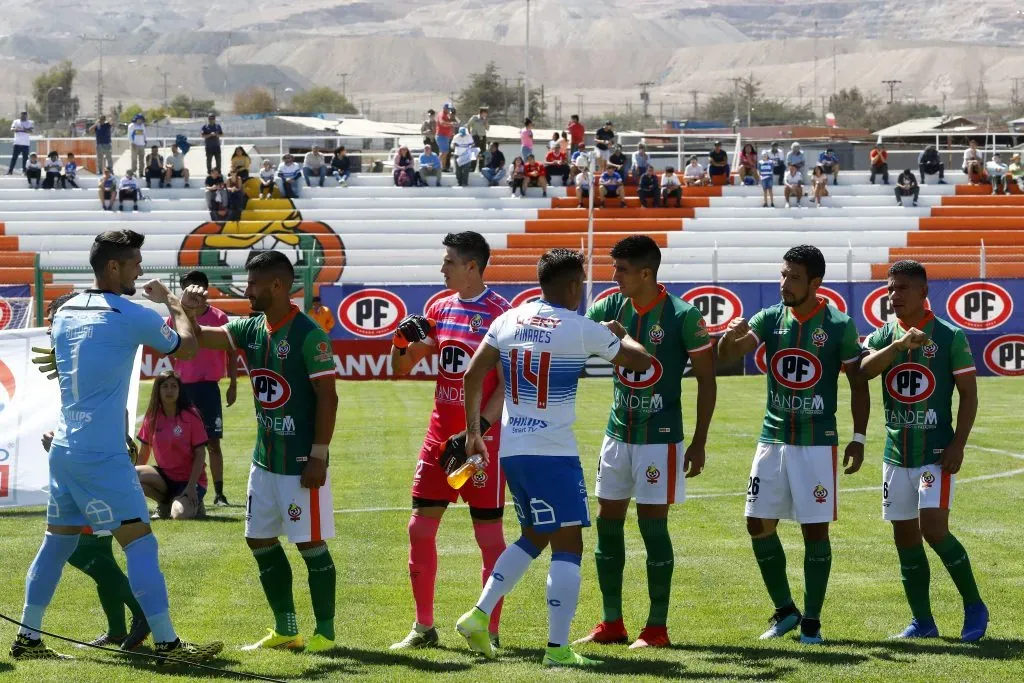 Rodolfo Gamarra aparece al extremo derecho de la foto, al lado de Sebastián Silva. (Martin Thomas/Photosport).