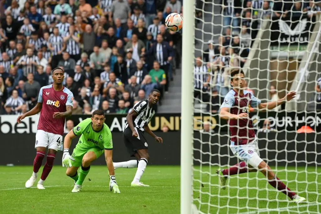 Dibu Martínez fue sorprendido en la primera fecha de la Premier League. (Photo by Stu Forster/Getty Images)