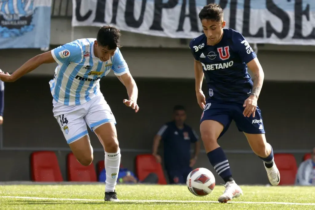 Lucas Assadi encara a Felipe Espinoza en la victoria de Magallanes sobre la U. de Chile. (Andrés Piña/Photosport)