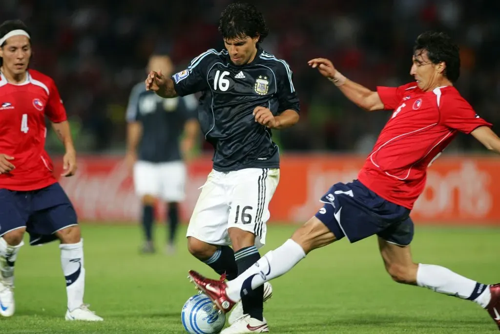 Pablo Contreras marca al Kun Agüero en la histórica victoria de la Roja ante Argentina en las Clasificatorias rumbo a Sudáfrica 2010. (Andrés Piña/Photosport).