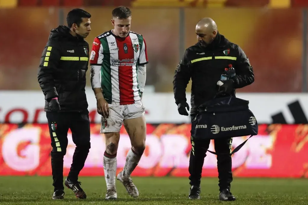 Bruno Barticciotto sale lesionado del partido que Palestino le ganó a la U gracias a un solitario gol de Misael Dávila. (Marcelo Hernández/Photosport).