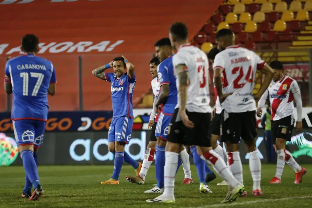 Matías Zaldivia cometió un penal ante Cristián Zavala en el duelo ante Curicó, lo que le significó una amarilla que lo dejó fuera del Superclásico. Foto: Javier Salvo/Photosport