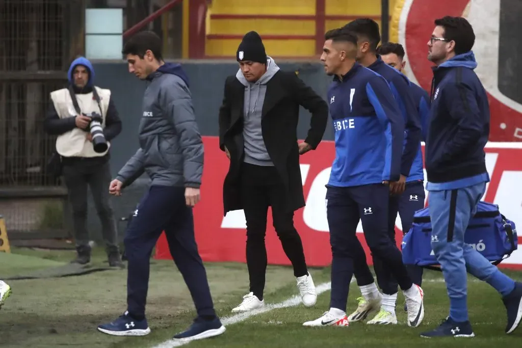 Nicolás Castillo está presente en el estadio Santa Laura para ver a la UC ante Colo Colo. Foto: Photosport.