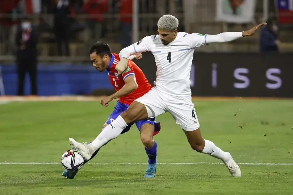Ronald Araújo enfertó a Chile en el final de las eliminatorias a Qatar 2022. Ahora Uruguay lo puede perder. Foto: Getty Images.