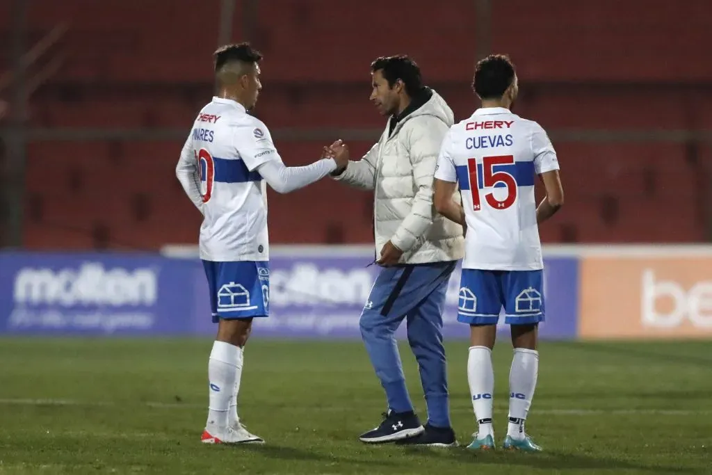 Nico Núñez empieza a formar lazos con los jugadores de la UC. | Foto: Photosport
