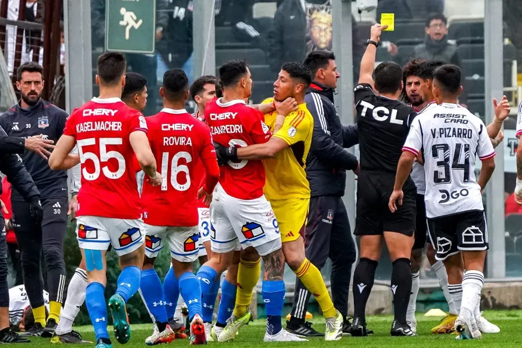 Maximiliano Falcón recibió una tarjeta amarilla cuando, según él, intentaba calmar a Alexander Aravena. Foto: Photosport.