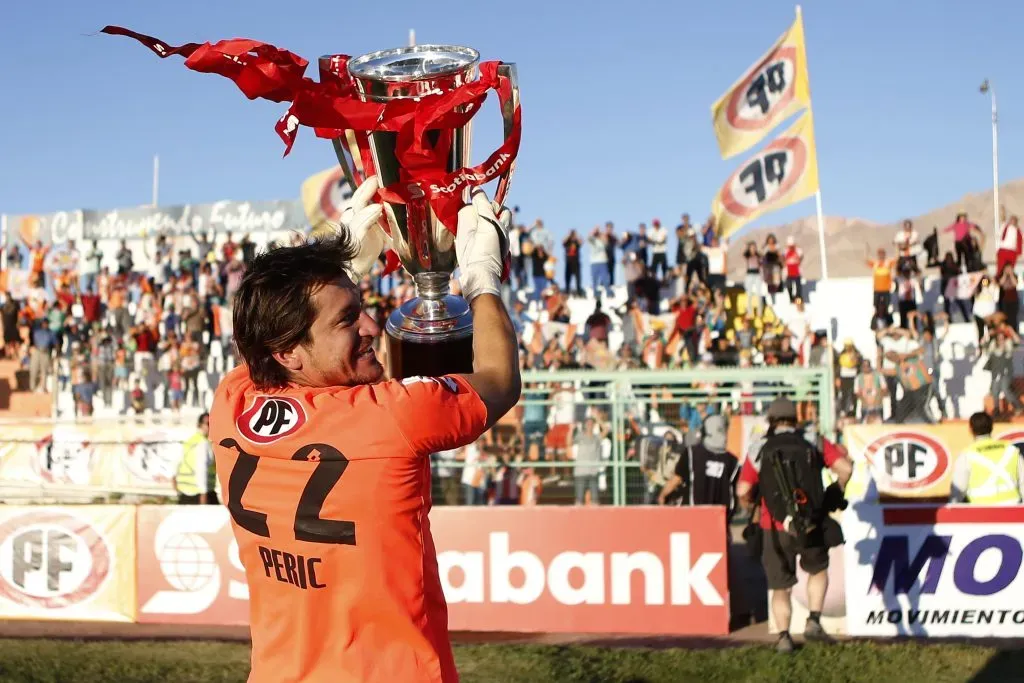 Nicolás Peric dando la vuelta olímpica en Cobresal, en el año 2015. Imagen: Photosport.