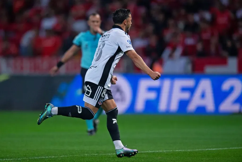 Darío Herrera mira a lo lejos el penal que convirtió Gabriel Costa ante Inter en Brasil. El Colorado Gaúcho ganó 4-1 a los albos y pasó de ronda en la Copa Sudamericana 2022. (Max Peixoto/DiaEsportivo/Photosport).