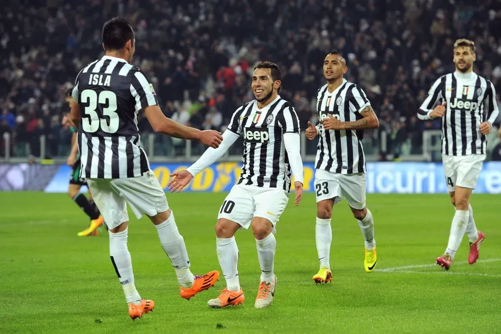 Huaso Isla y Carlos Tevez celebran en la Juventus. (Valerio Pennicino/Getty Images).