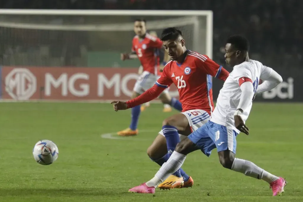 Williams Alarcón en acción en un duelo amistoso que Chile le ganó por 3-0 a Cuba. (Eduardo Fortes/Photosport).