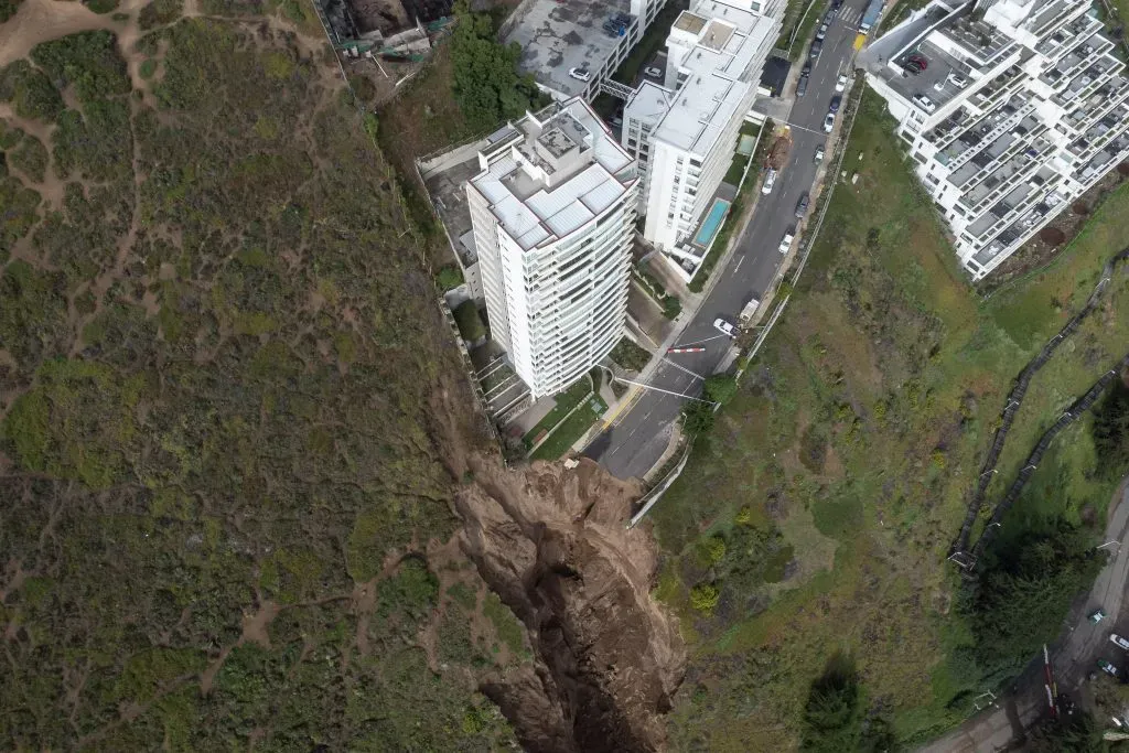 Vina del Mar, 23 de agosto de 2023
Deslizamiento de duna por el sistema frontal afecta a edificio Kandinsky ubicado en el sector dunas de Cochoa, provocando la evacuación preventiva de sus habitantes.
Jose Veas/Aton Chile