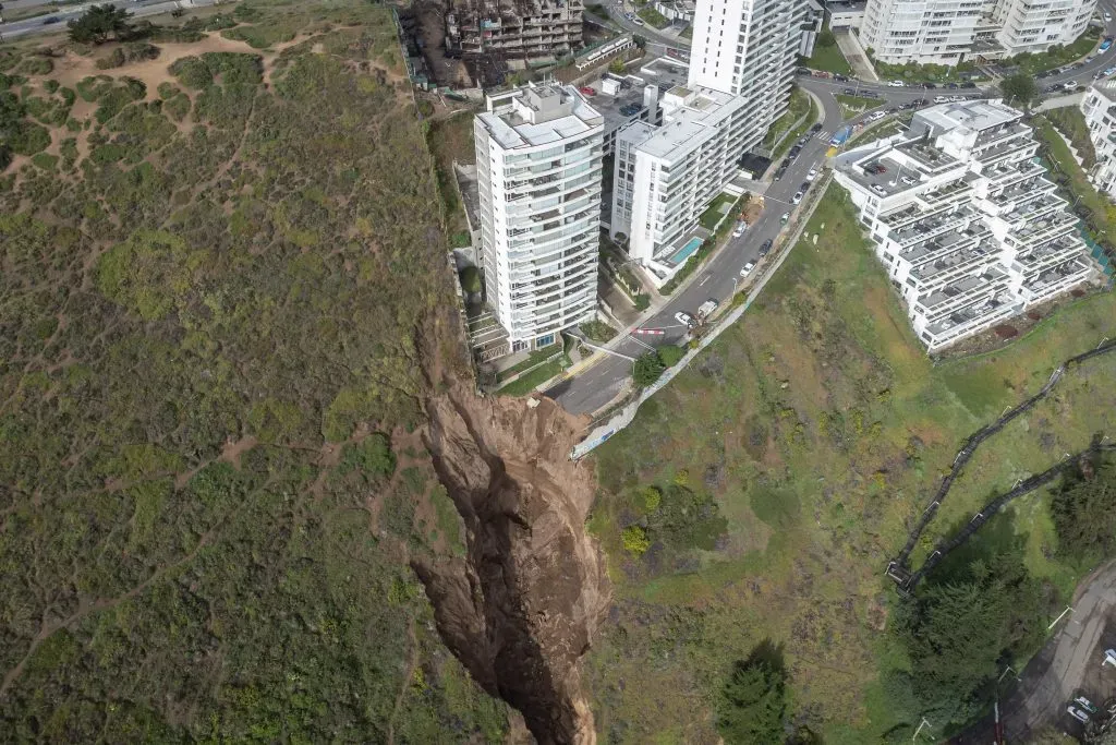 Vina del Mar, 23 de agosto de 2023
Deslizamiento de duna por el sistema frontal afecta a edificio Kandinsky ubicado en el sector dunas de Cochoa, provocando la evacuación preventiva de sus habitantes.
Jose Veas/Aton Chile