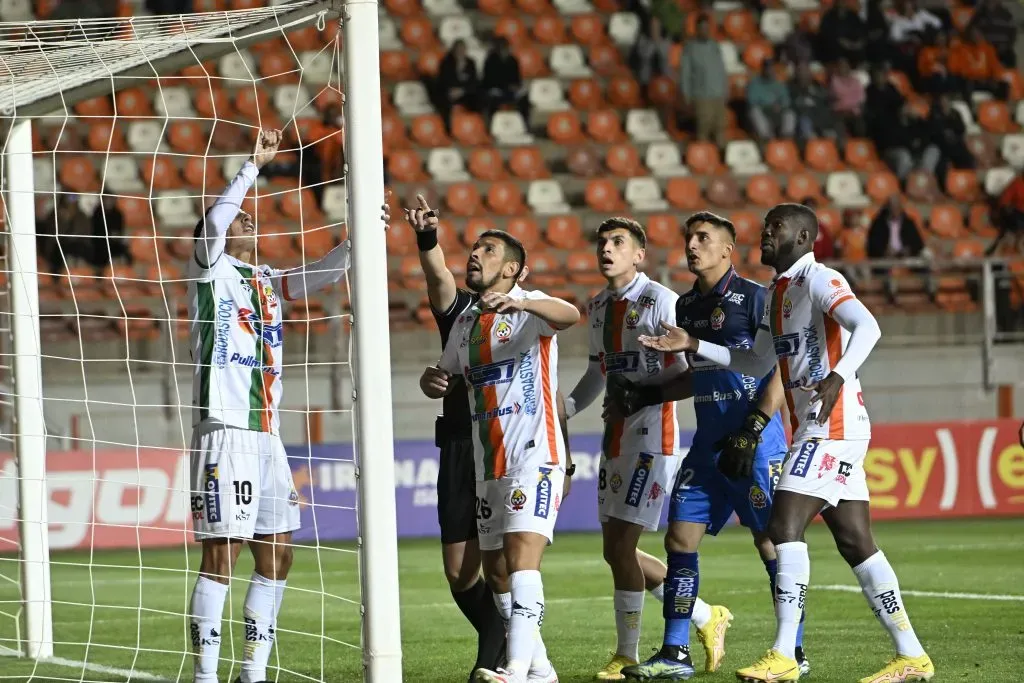 Los jugadores de Cobresal revisan la red del arco para saber por dónde ingresó la pelota. Foto: Pedro Tapia/Photosport