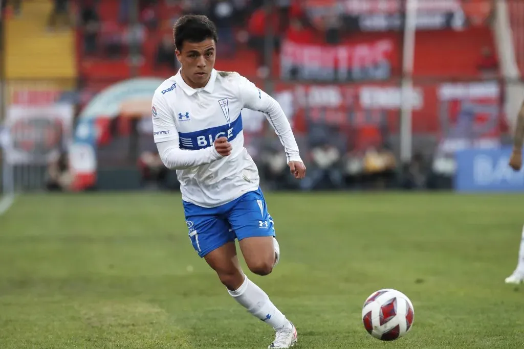 Jorge Ortiz en acción durante la victoria de la UC ante Ñublense. (Jonnathan Oyarzún/Photosport).