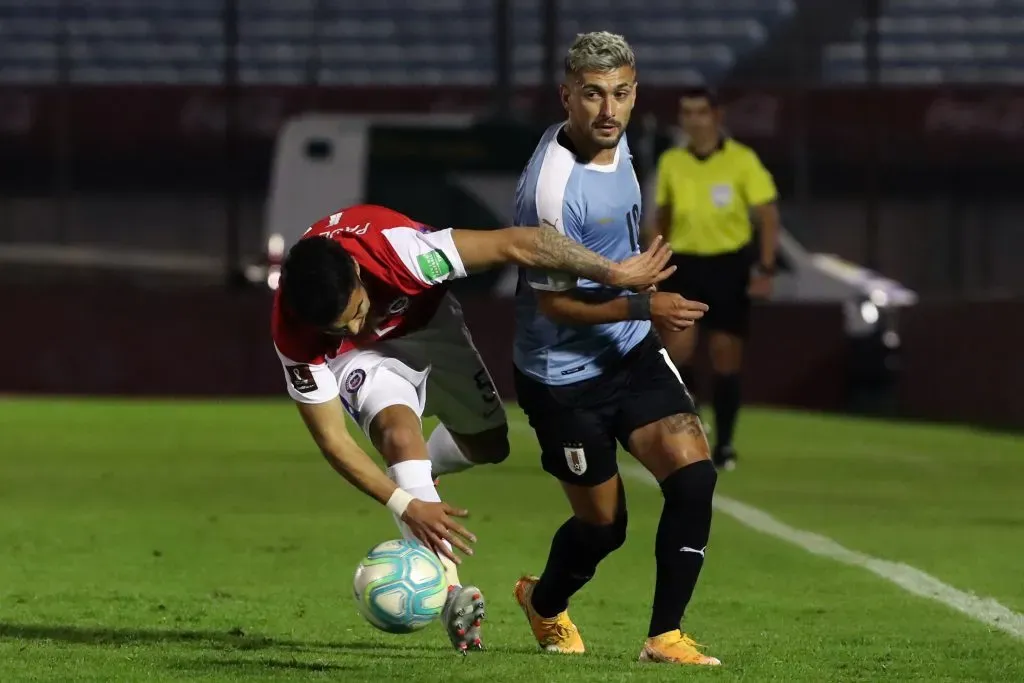 Giorgian de Arrascaeta enfrenta la marca de Paulo Díaz en la victoria por 2-1 que Uruguay logró ante Chile en el Centenario durante el camino a Qatar 2022. (Raúl Martínez – Pool/Getty Images).