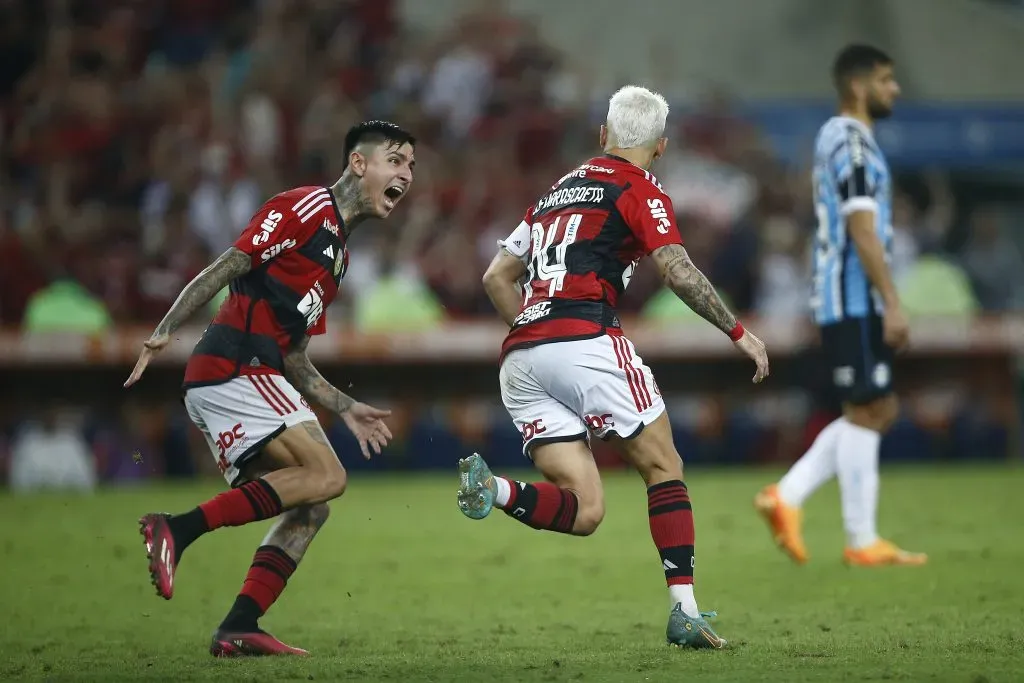 Erick Pulgar festeja un gol de Flamengo con Giorgian de Arrascaeta. El uruguayo no estará ante Chile en el debut de las Clasificatorias 2026. (Wagner Meier/Getty Images).