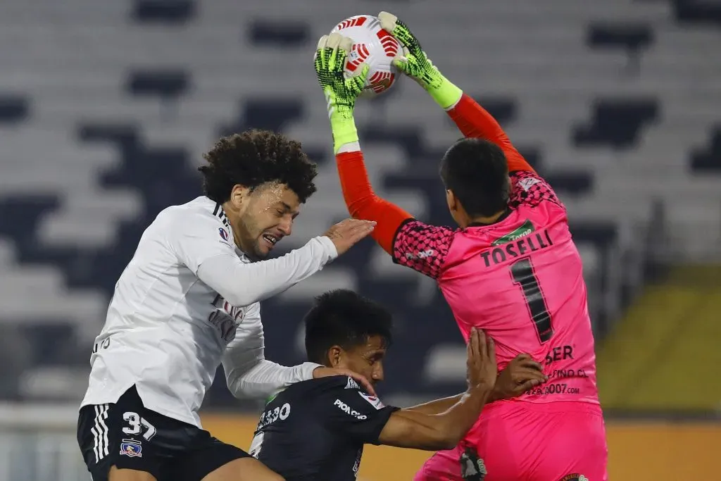 Toselli contra Falcón, con la camiseta de Palestino. Foto: Dragomir Yankovic/Photosport