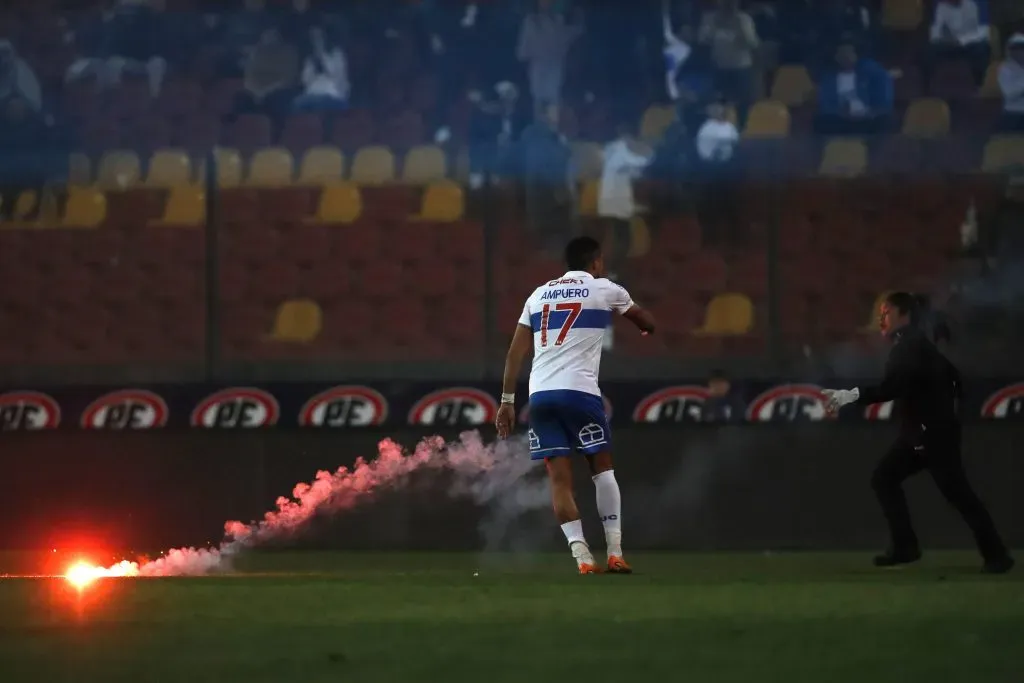 Una bengala es arrojada al terreno de juego en el partido entre la UC y Ñublense (Photosport)