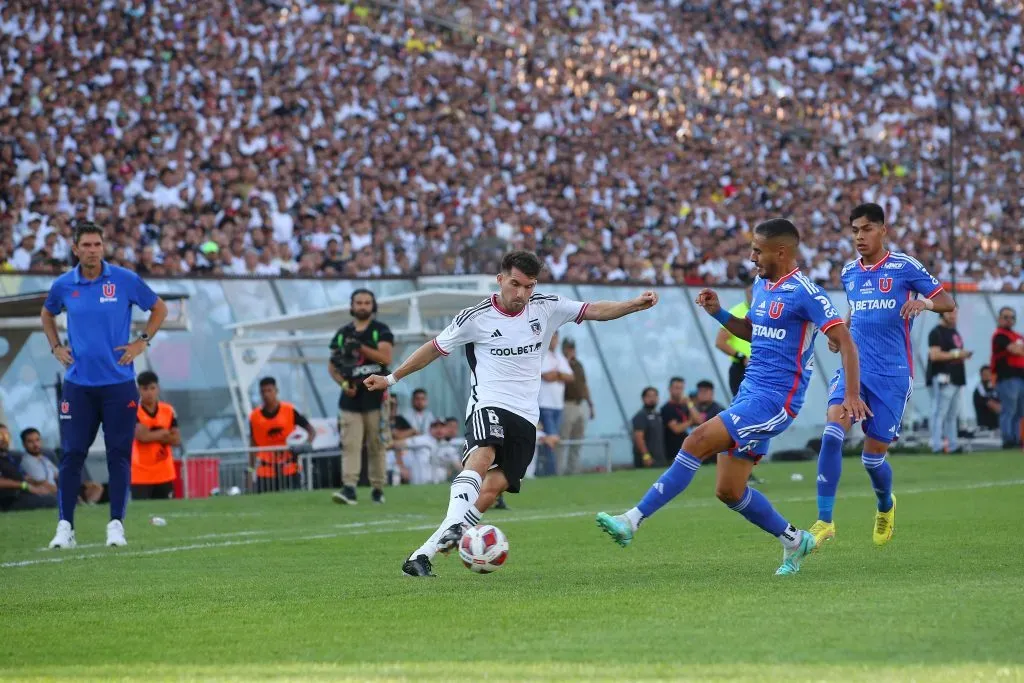Mateos es clave en la zona media de la U. Foto: Pepe Alvujar/Photosport