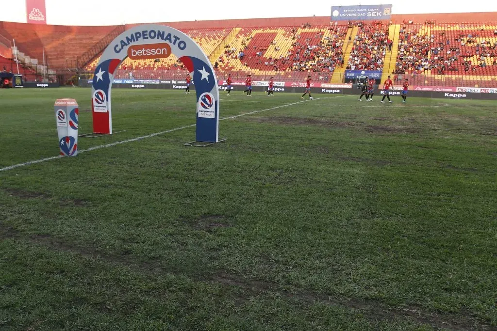 La cancha del estadio Santa Laura no lo ha pasado nada de bien esta temporada. Foto: Photosport.