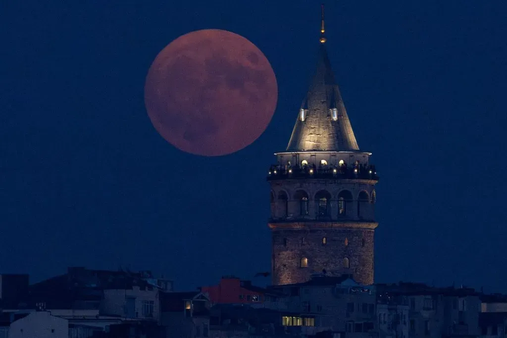 Estambul, Turquía – 30 de agosto: Una rara Super Luna Azul se eleva sobre la famosa Torre Gálata de Estambul. | Foto: Getty Images
