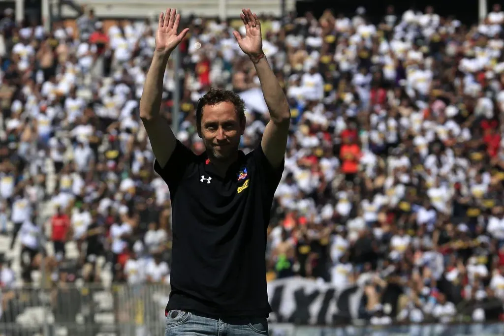 Mena saludando el público de Colo Colo en el estadio Monumental