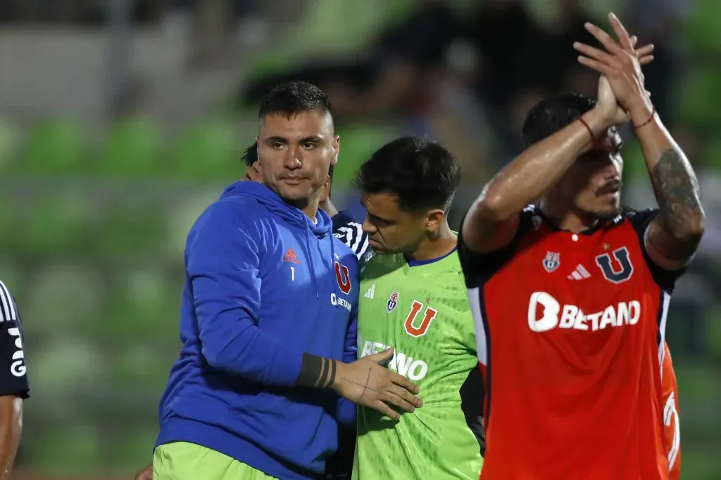 Cristóbal Campos y Cristopher Toselli tras el primer partido de Tose en Universidad de Chile. (Andrés Piña/Photosport).