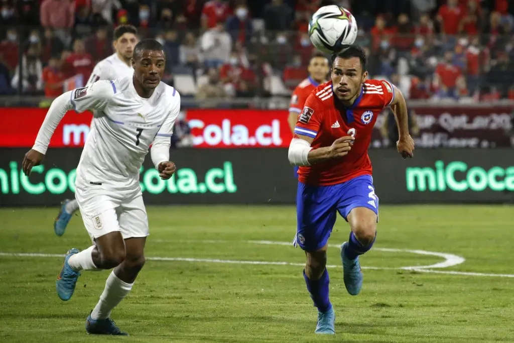 Gabriel Suazo en acción durante la derrota de Chile ante Uruguay en San Carlos de Apoquindo en el camino a Qatar 2022. (Andrés Piña/Photosport).