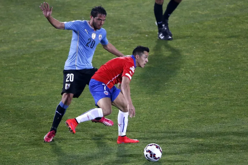 Alexis Sánchez ante Álvaro González en la Copa América 2015. Chile venció a Uruguay por 1-0 gracias a un gol de Mauricio Isla. (Adrián Aylwin/Photosport).