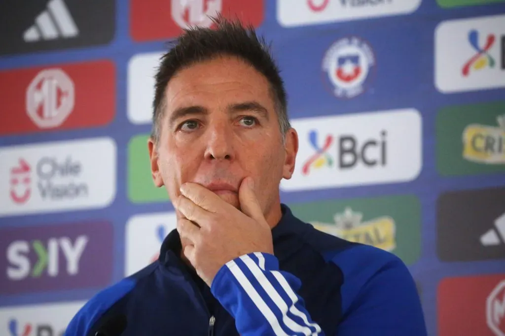 Eduardo Berizzo en la conferencia de prensa que ofreció a dos días de la visita de Chile a Uruguay. (Jonnathan Oyarzun/Photosport