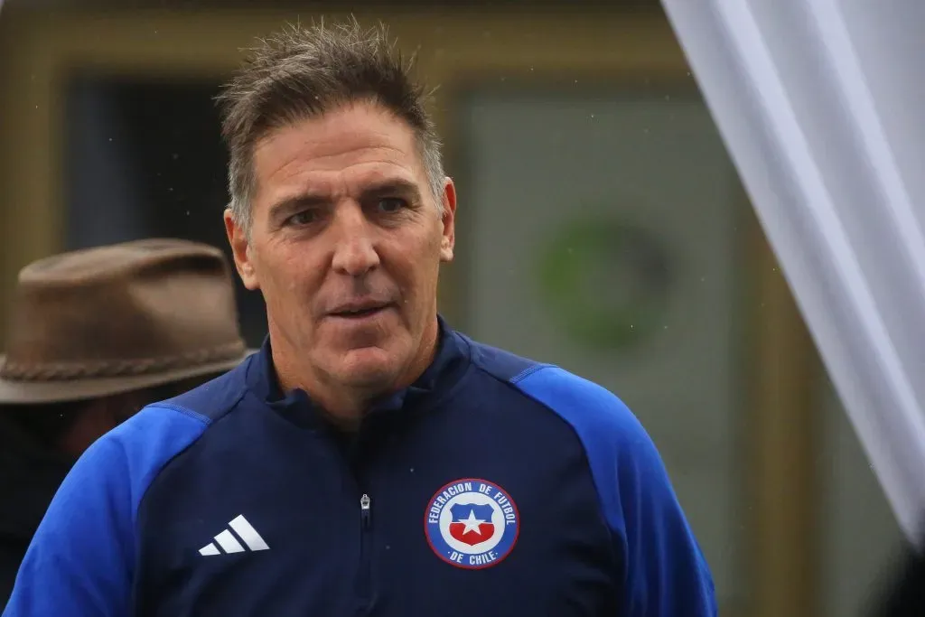 Eduardo Berizzo define la lista de viajeros. Foto: Jonnathan Oyarzun/Photosport