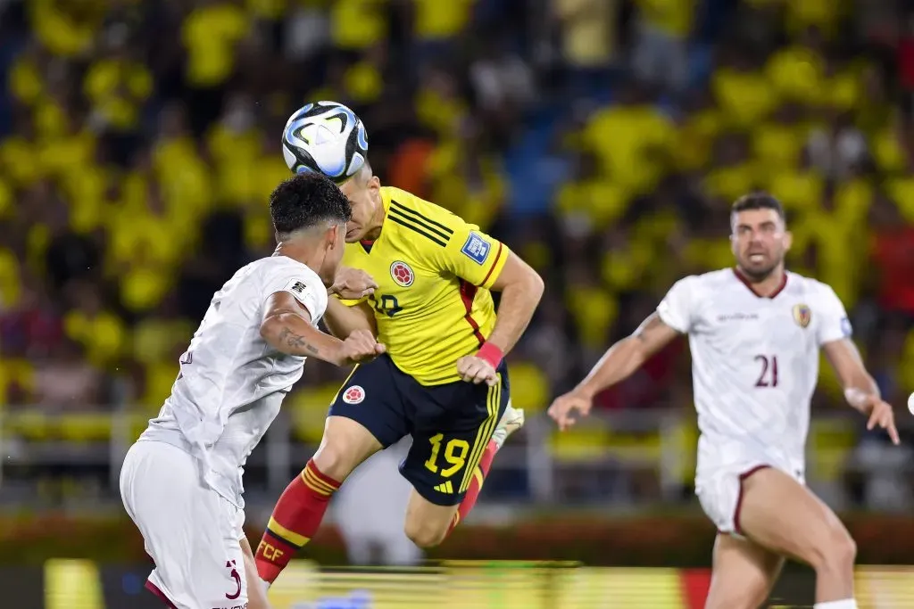 Rafael Santos Borré le anotó de cabezazo a Venezuela en la victoria por 1-0 de Colombia. (Gabriel Aponte/Getty Images)