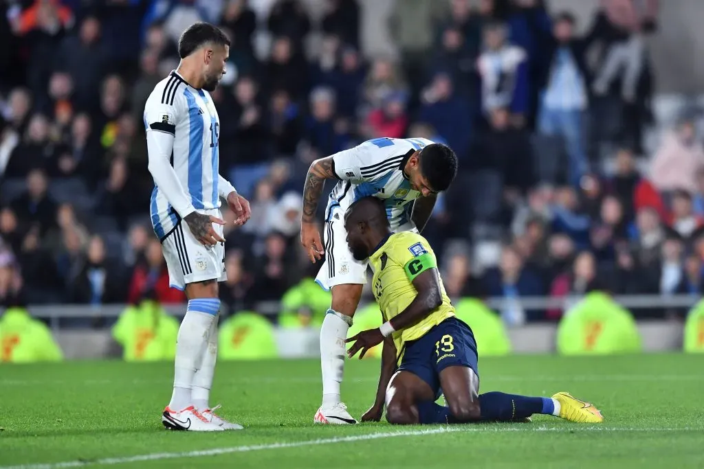 Cuti Romero se encara con Enner Valencia (Getty)