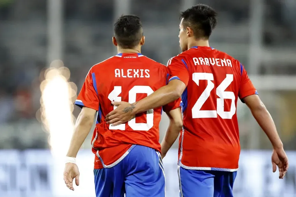 Alexander Aravena agarra camiseta de titular en la selección chilena ante la baja de Alexis Sánchez. | Foto: Photosport.
