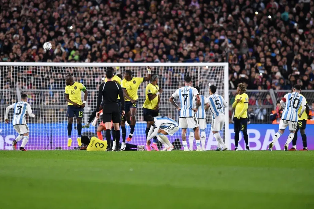 El golazo de Lionel Messi a Ecuador. Hernán Galíndez quedó estático. (Marcelo Endelli/Getty Images).