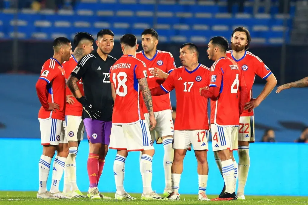 Gary Medel y sus compañeros en la Roja sufrieron un amargo debut en Eliminatorias ante Uruguay. | Foto: Photosport