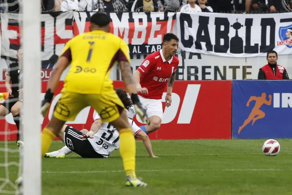 El último duelo de Univesidad Católica ante Colo Colo fue por la final regional de la Copa Chile 2023, donde ganaron los albos. | Foto: Photosport.