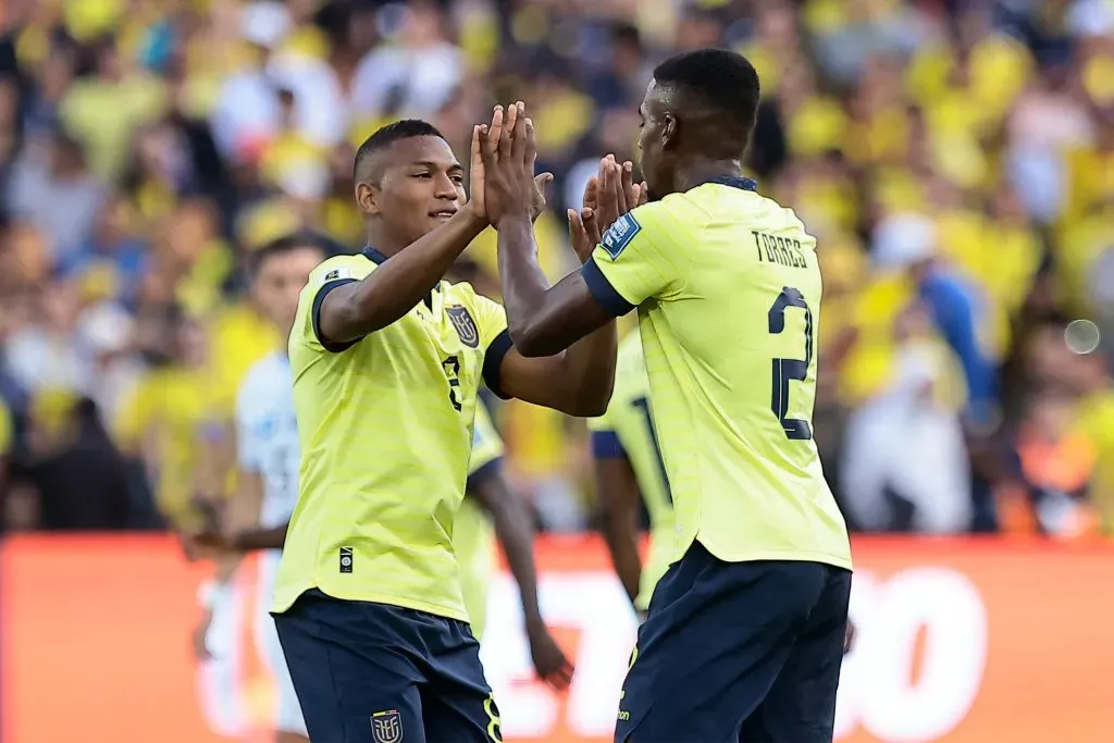 Félix Torres festeja con Carlos Gruezo uno de los dos goles que anotó por Ecuador ante Uruguay. (Franklin Jacome/Getty Images).