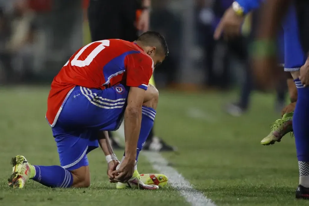 Alexis Sánchez ajusta su botín en la cancha del Monumental. Fue figura en la victoria de la Roja frente a Paraguay en un amistoso. (Andrés Piña/Photosport).