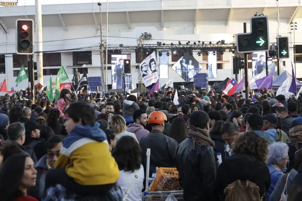 Santiago, 11 de septiembre de 2023.
Miles de personas se reunen en el frontis del estadio nacional para conmemorar el aniversario 50 del golpe militar.
Marcelo Hernandez/Aton Chile