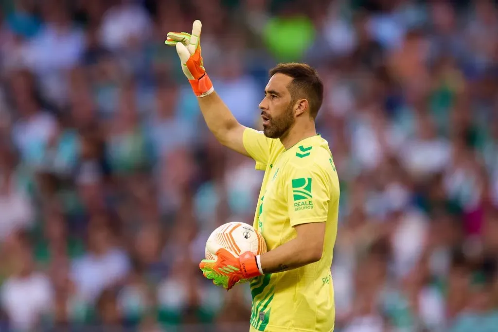 Claudio Bravo sigue con problemas por una lesión y es duda en Betis para visitar al Barcelona. | Foto: Getty