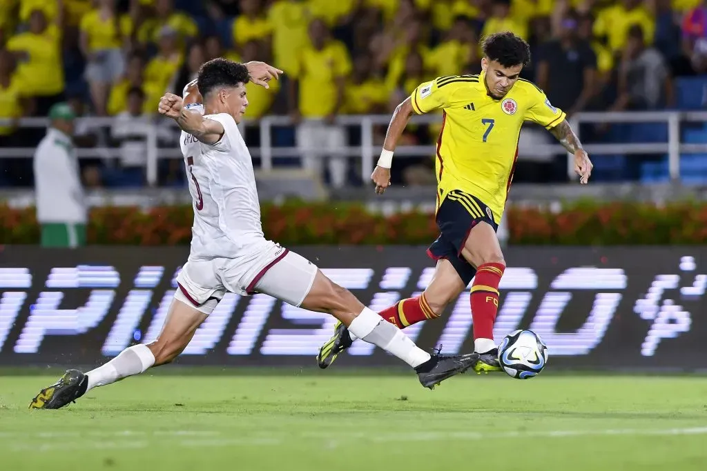 Luis Díaz en acción ante Venezuela. Tiene preocupado a Jean Beausejour y, cómo no, también a Eduardo Berizzo. (Gabriel Aponte/Getty Images)