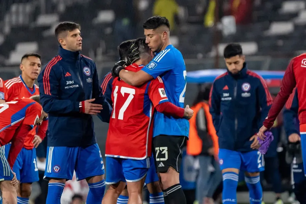 Brayan Cortés se abrazó con Gary Medel tras el empate 0-0 entre Chile y Colombia. (Guille Salazar/RedGol).