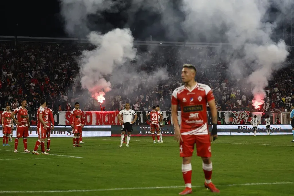 Las bengalas encendidas en el Monumental