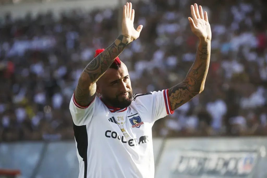 Arturo Vidal saluda a la hinchada de Colo Colo presente en la despedida de Esteban Paredes. (Jonnathan Oyarzun/Photosport).