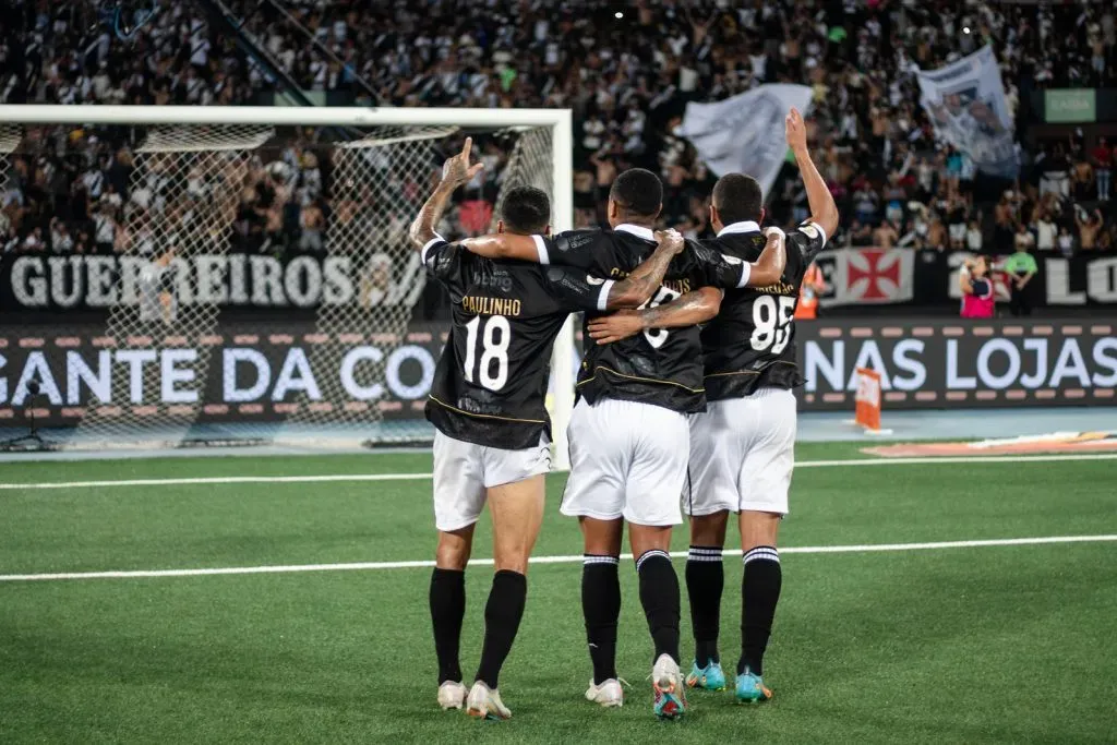Vasco celebra una importante victoria en Brasil.