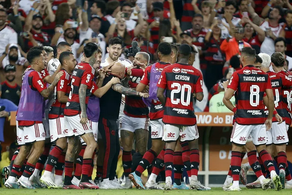 Sampaoli es saludado por los jugadores de Flamengo (Foto: Getty)